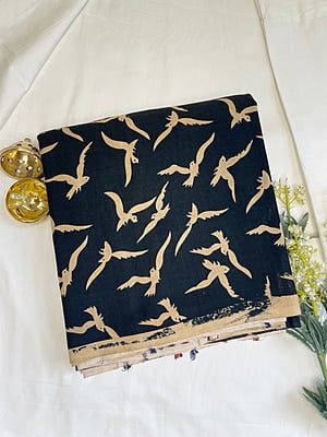 A Cream and Black Patli Pallu Khesh Saree