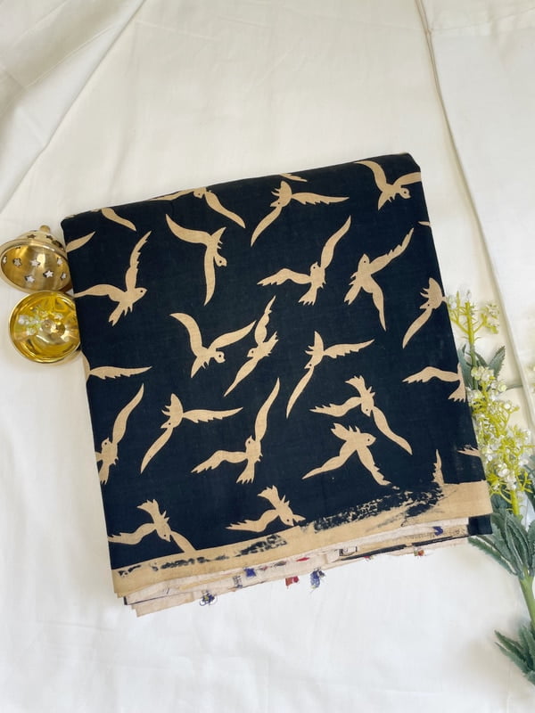 A Cream and Black Patli Pallu Khesh Saree
